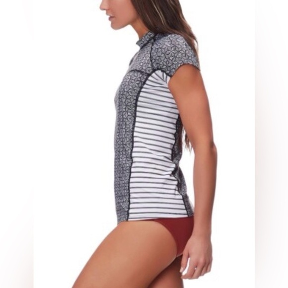 Womens Patagonia Micro Swell Short-Sleeve Rashguard - Size Medium - Picture 3 of 7